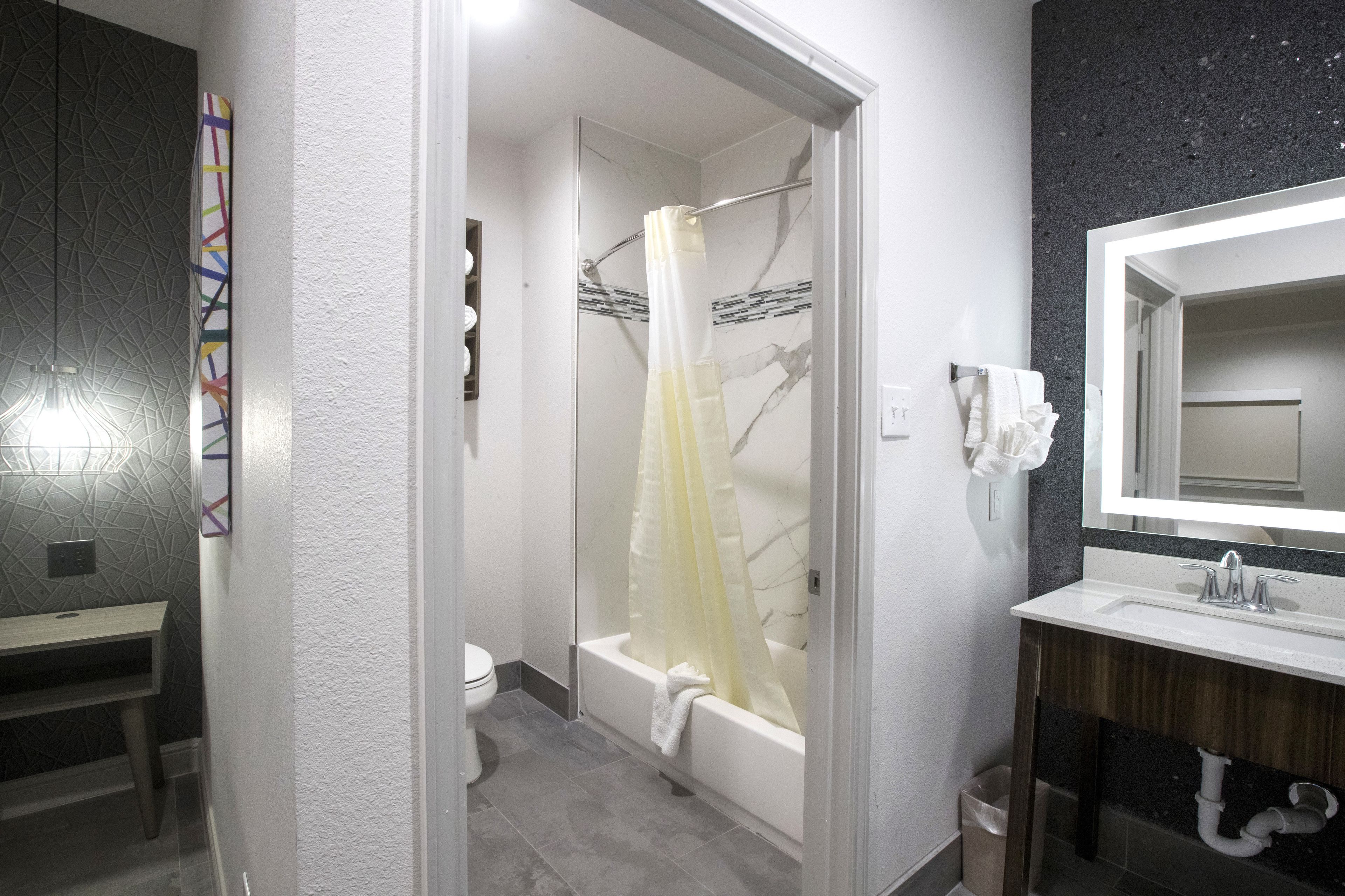 combined shower/bathtub, deep-soaking bathtub, free toiletries