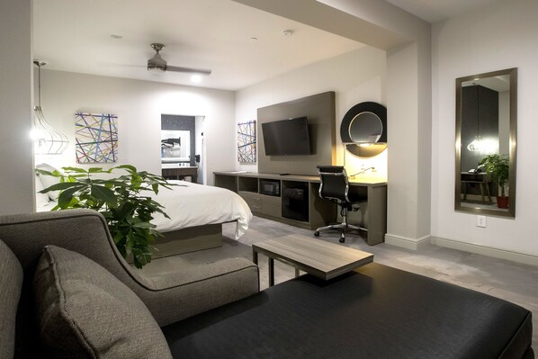 มุมทำงานในห้องพัก