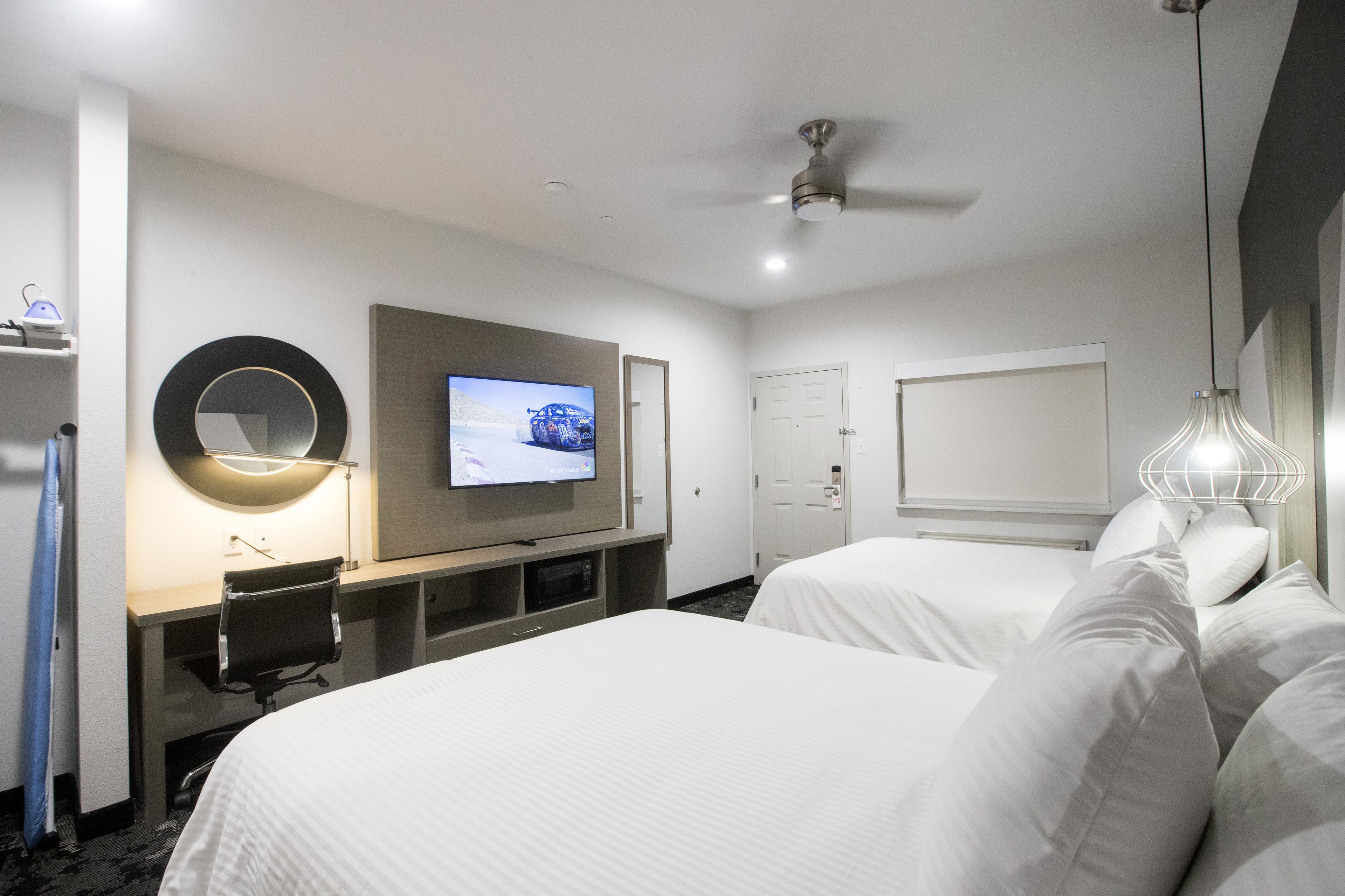 1 bedroom, individually decorated, individually furnished, desk