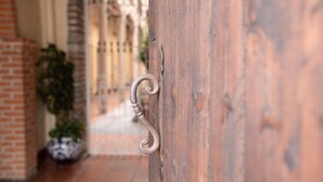 A rustic wooden door with a decorative metal handle. - Hotel Rincón Poblano (Puebla)