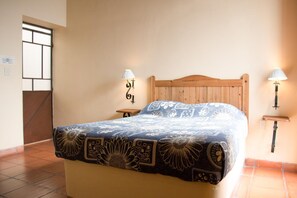Individually furnished, desk, laptop workspace, soundproofing - Hotel Rincón Poblano (Puebla)