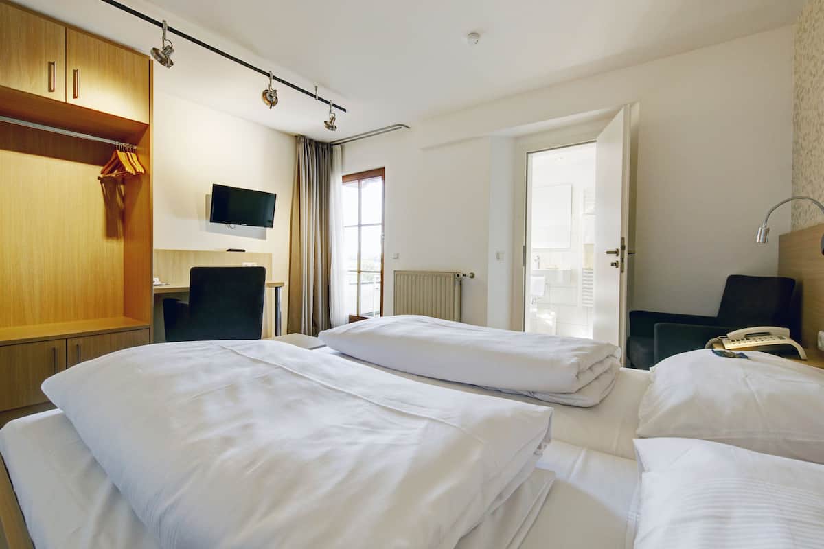Hypo-allergenic bedding, free WiFi, bed sheets