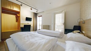 Hypo-allergenic bedding, free WiFi, bed sheets - Hotel Bauer Großbettlingen (Grossbettlingen)