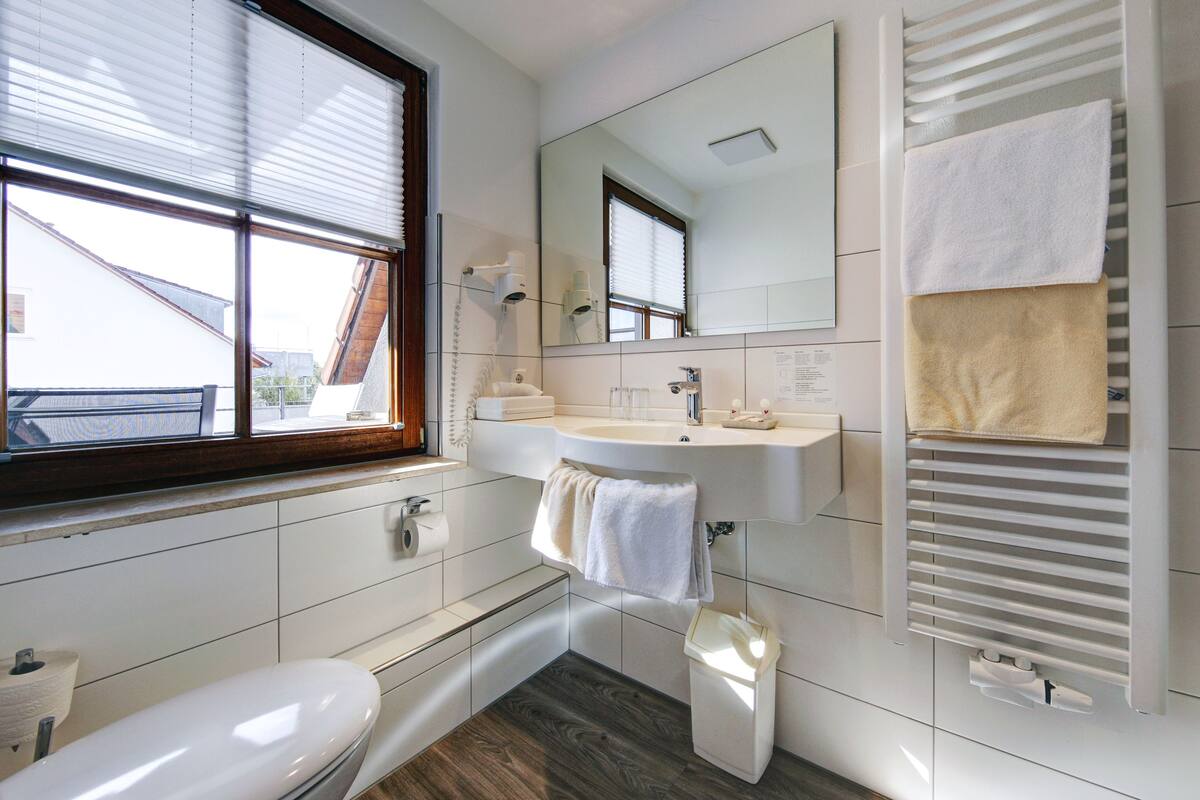 double room | bathroom | shower, free toiletries, hair dryer, towels