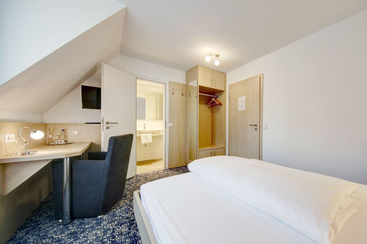 1 bedroom, hypo-allergenic bedding, free wifi, bed sheets