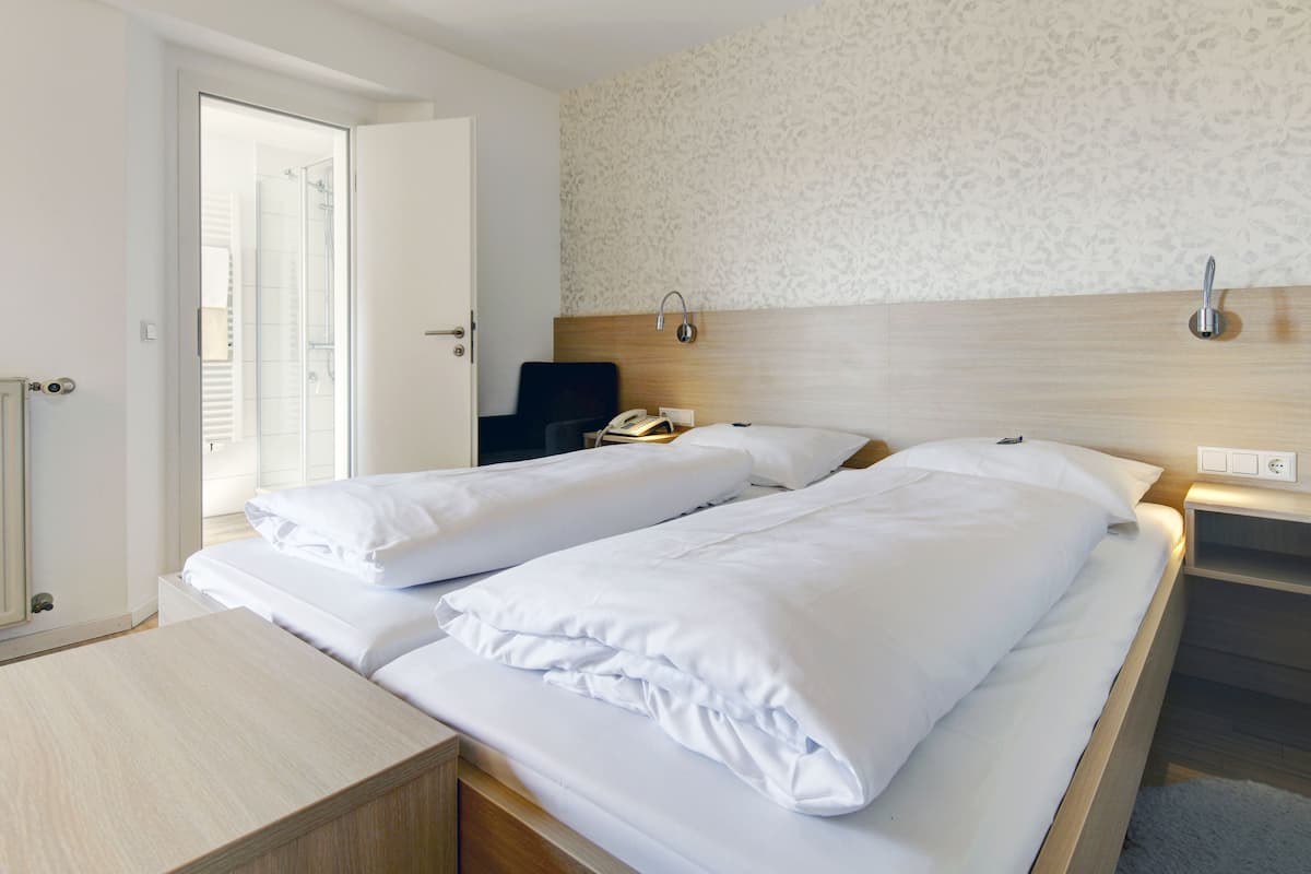 Hypo-allergenic bedding, free WiFi, bed sheets