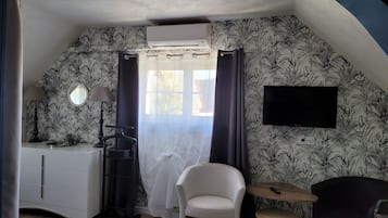 Classic Twin Room (Du Donjon) | 1 bedroom, individually decorated, individually furnished