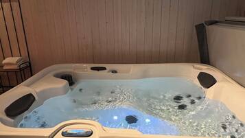 屋内スパ浴槽