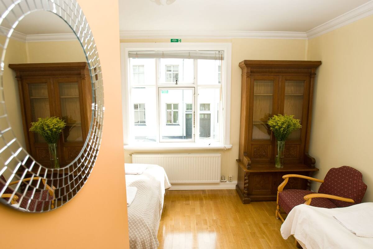 Tweepersoonskamer, privébadkamer | Badkamer | Een douche, gratis toiletartikelen, een haardroger, handdoeken