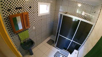 Habitación con 1 cama doble o 2 individuales, 1 cama doble, no fumadores | Baño | Artículos de higiene personal gratuitos, secador de pelo y toallas