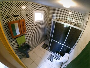 Habitación con 1 cama doble o 2 individuales, 1 cama doble, no fumadores | Baño | Artículos de higiene personal gratuitos, secador de pelo y toallas