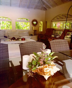 Family dining - Bon Vivant Villa (Holetown)