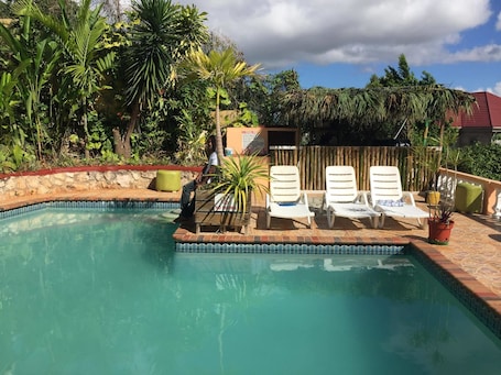 Una piscina al aire libre