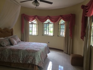 Quarto solteiro clássico, 1 cama Queen | Cofres nos quartos, escrivaninha, ferros/tábuas de passar roupa