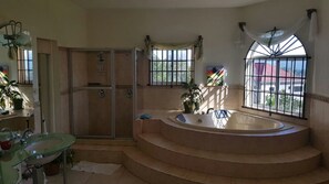 Habitació de luxe, 1 dormitori, zona enjardinada | Bany | Combinació de dutxa i banyera i banyera d'hidromassatge 