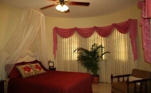 Enkeltrom – classic, 1 queensize-seng | Safe på rommet, skrivebord, strykejern/-brett og wi-fi (inkludert)