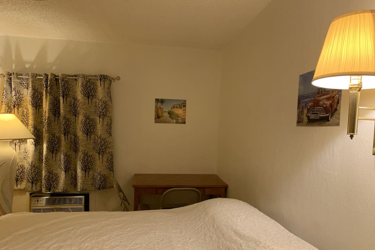 Single Room, 1 King Bed, Non Smoking | WiFi (free), bed sheets