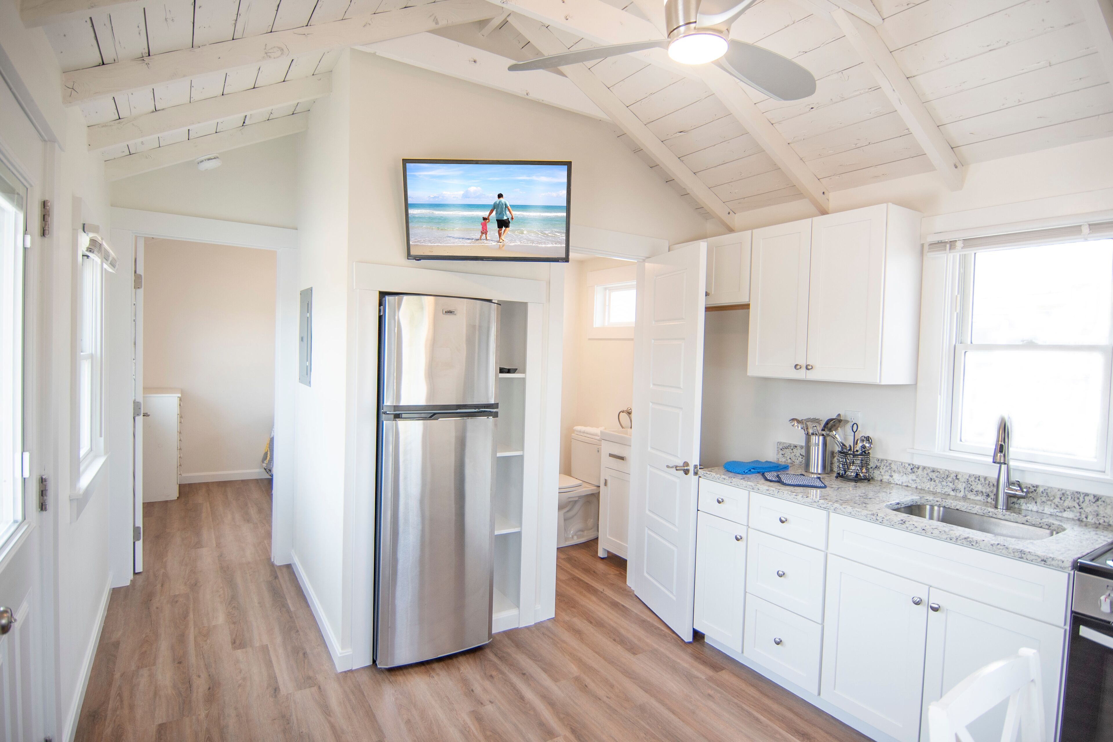 cottage 10 - 1 queen bed, courtyard view | living area | flat-screen tv