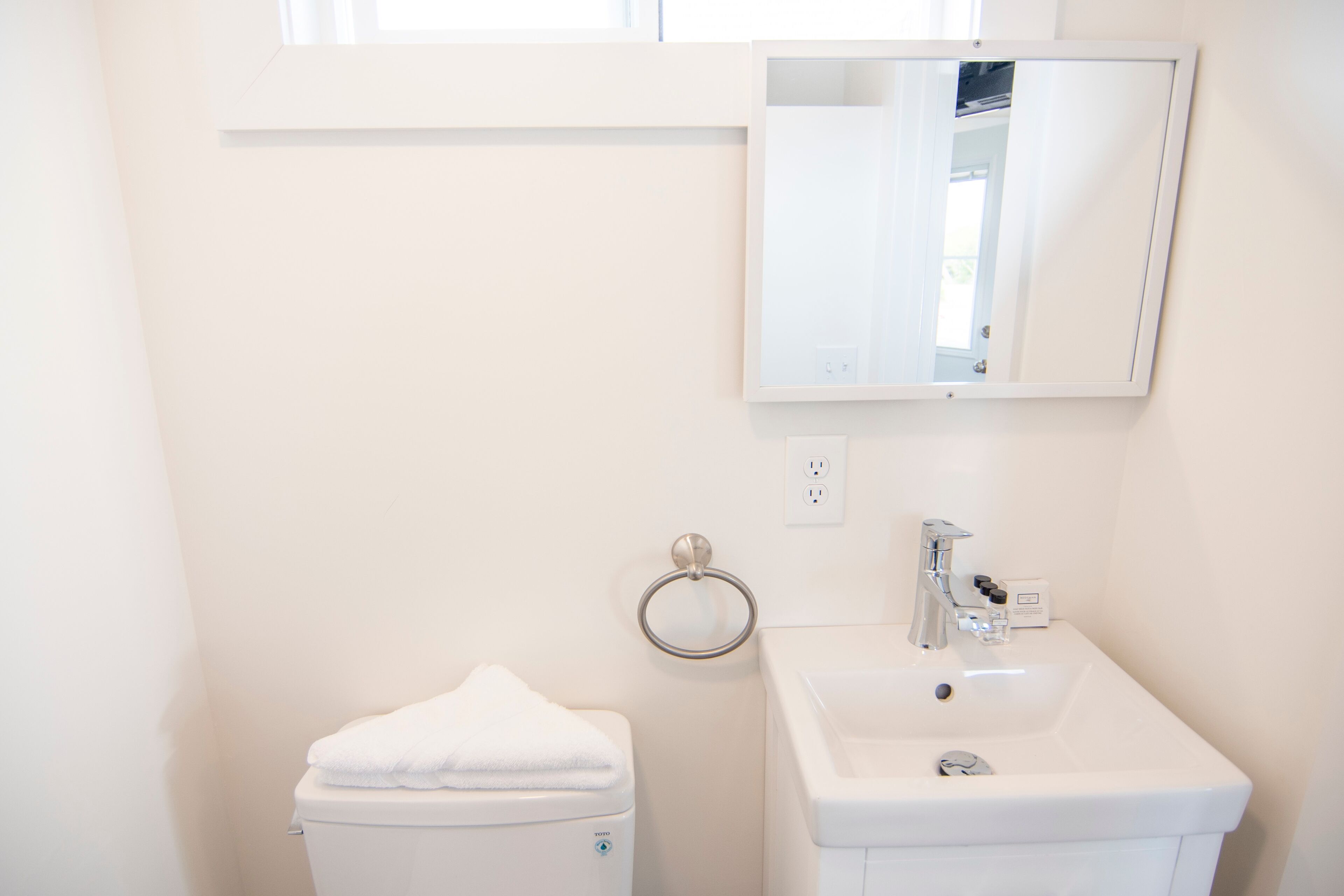 cottage 10 - 1 queen bed, courtyard view | bathroom | shower, towels