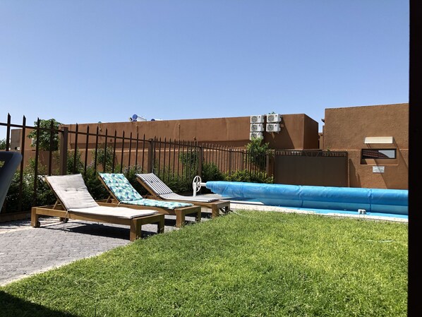 Hồ bơi ngoài trời, ghế dài tắm nắng