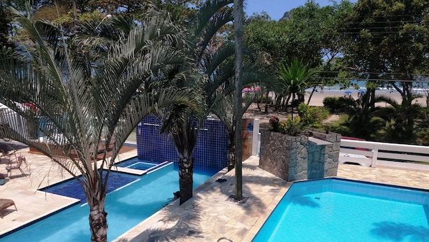 Una piscina con paredes de azulejos y un borde de piedra.