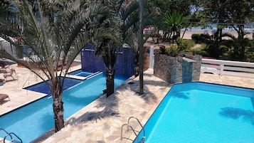 2 piscines extérieures, parasols de plage, chaises longues