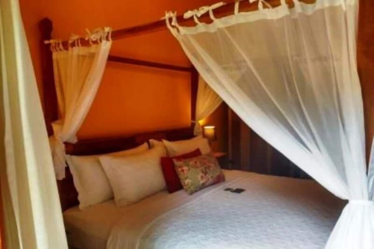 Honeymoon Chalet, Jetted Tub, Lake View | Premium bedding, minibar, in-room safe, individually decorated