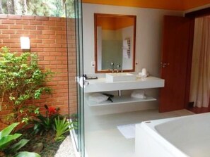 Kelengkapan dandanan diri berjenama, pengering rambut, jubah mandi 