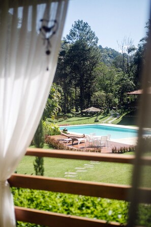 Estudio de luna de miel, 1 cama de matrimonio grande, bañera de hidromasaje, vistas a la piscina | Vistas desde la habitación