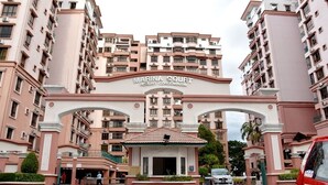 Un edificio a più piani con un cartello che riporta la scritta "MARINA COURT RESORT CONDOMINIUM".