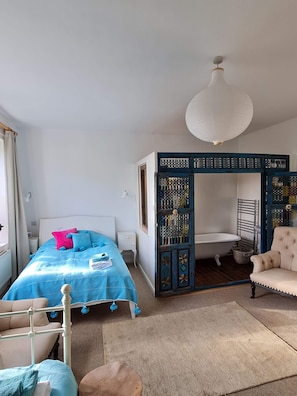 Large Double or Twin Room | Egyptian cotton sheets, premium bedding, individually decorated - St John's Croft (Winchester)
