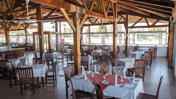2 間餐廳,供應早餐、午餐和晚餐,國際料理