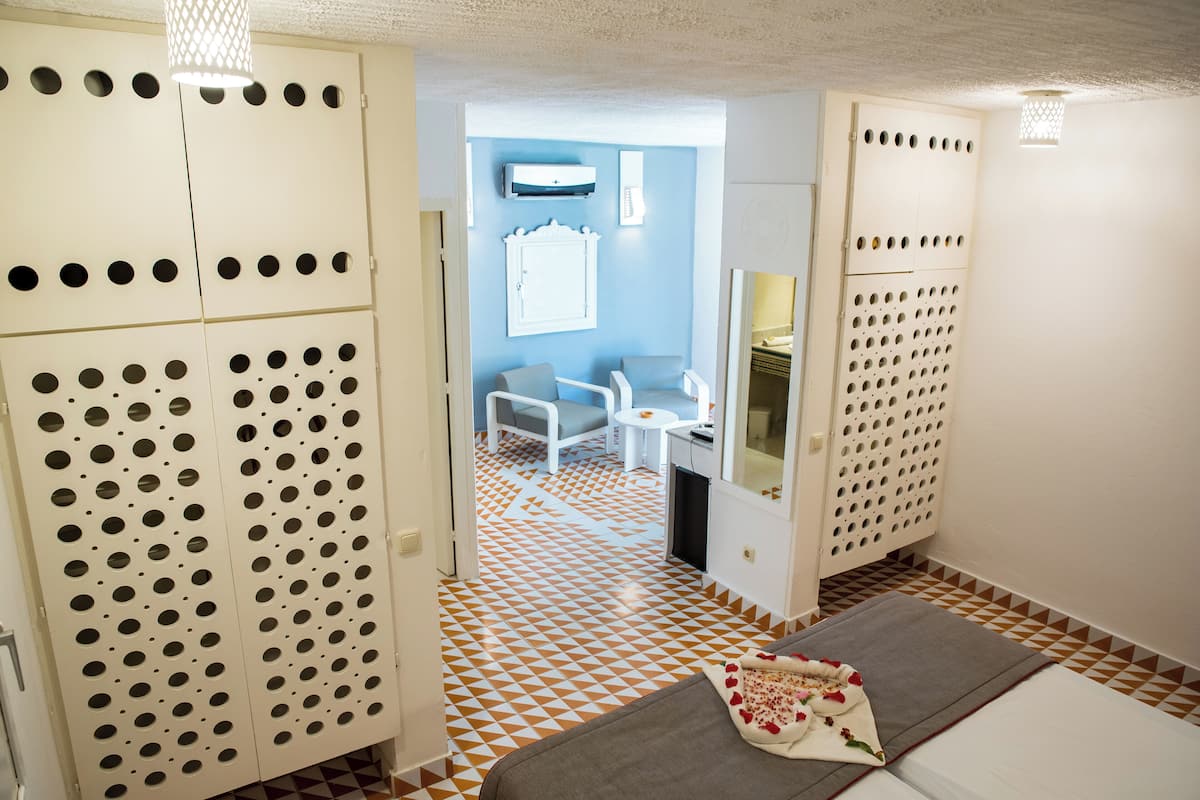 premium bedding, minibar, in-room safe, desk