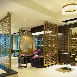 Salas de tratamiento para parejas, un sauna, una bañera de hidromasaje