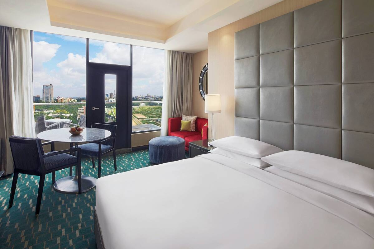 Executive Room, 1 Katil Raja (King), Balcony | 1 bilik tidur, cadar kapas Mesir, peralatan tempat tidur premium 