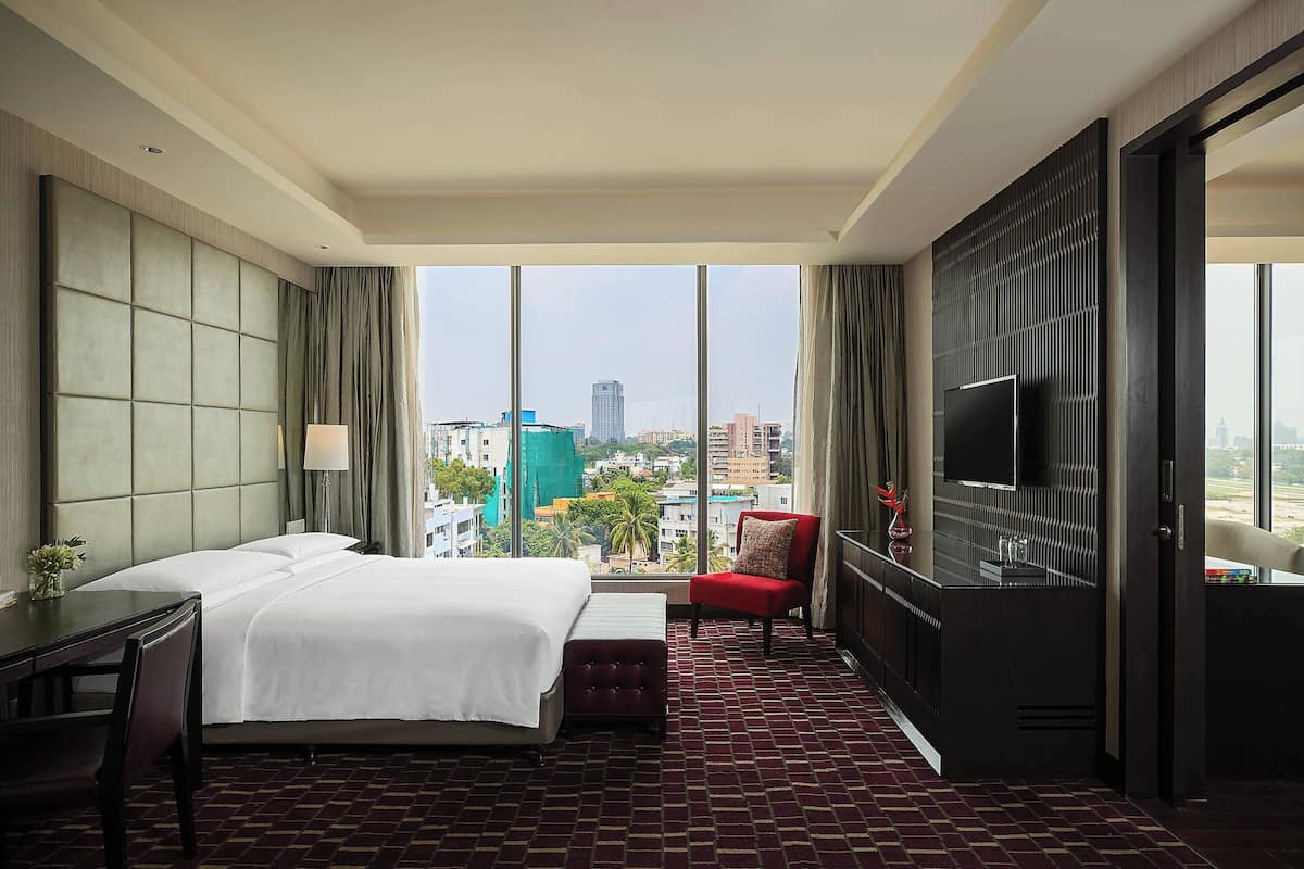 executive suite, 1 bedroom, non smoking | lounge | 2 bars/lounges, rooftop bar