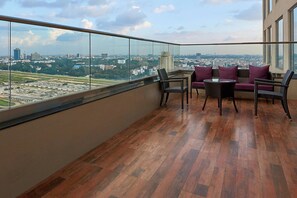 Executive Room, 1 King Bed, Terrace | 1 bedroom, Egyptian cotton sheets, premium bedding, minibar