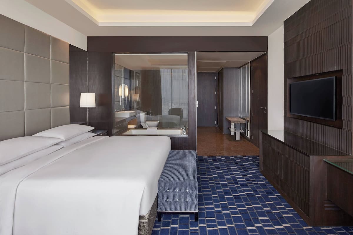 Executive Room, 1 King Bed, Non Smoking | 1 bedroom, Egyptian cotton sheets, premium bedding, minibar