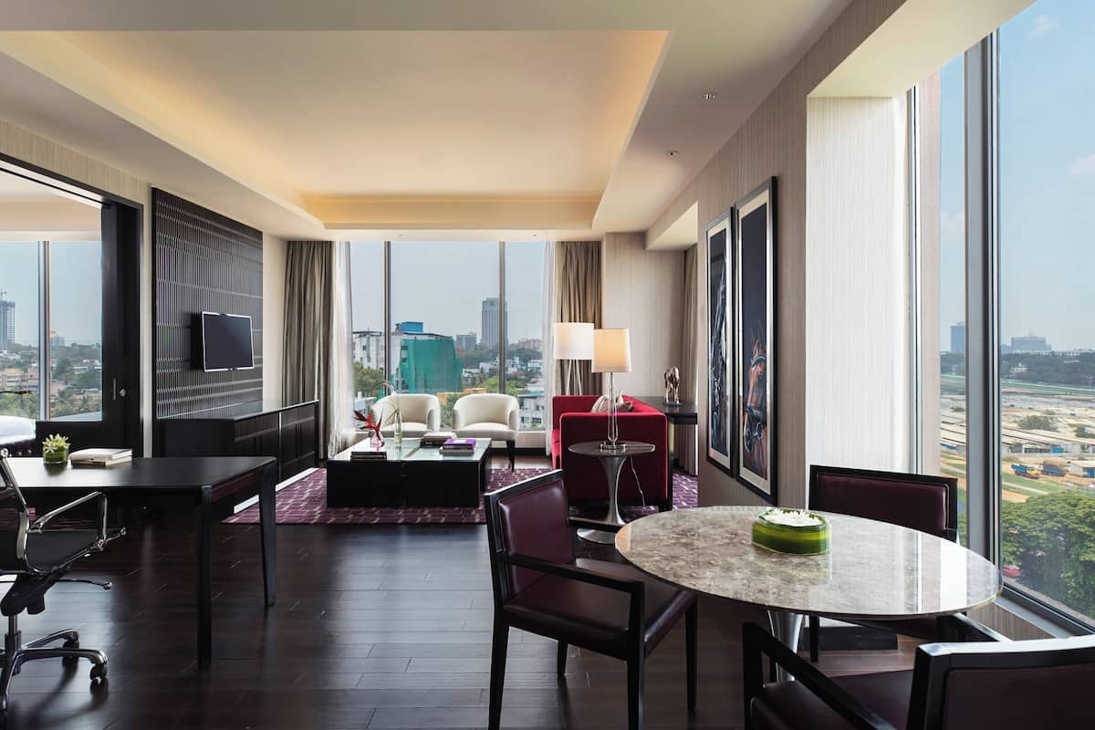 Executive Suite, 1 Bedroom | Ruang Istirahat | Pemandangan taman menghidangkan makan tengah hari dan makan malam 