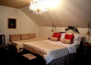 Dreibettzimmer, Gemeinschaftsbad (Chambre Royale) | 1 Schlafzimmer, Schreibtisch, Bügeleisen/Bügelbrett, kostenloses WLAN