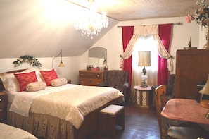 Dreibettzimmer, Gemeinschaftsbad (Chambre Royale) | 1 Schlafzimmer, Schreibtisch, Bügeleisen/Bügelbrett, kostenloses WLAN