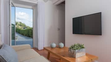 Villa, 2 habitaciones | Área de sala de estar | Televisión de pantalla plana