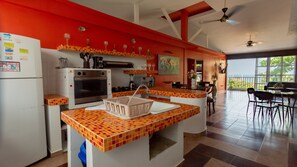 Refrigerador, microondas, placa de cocina, utensilios de cocina