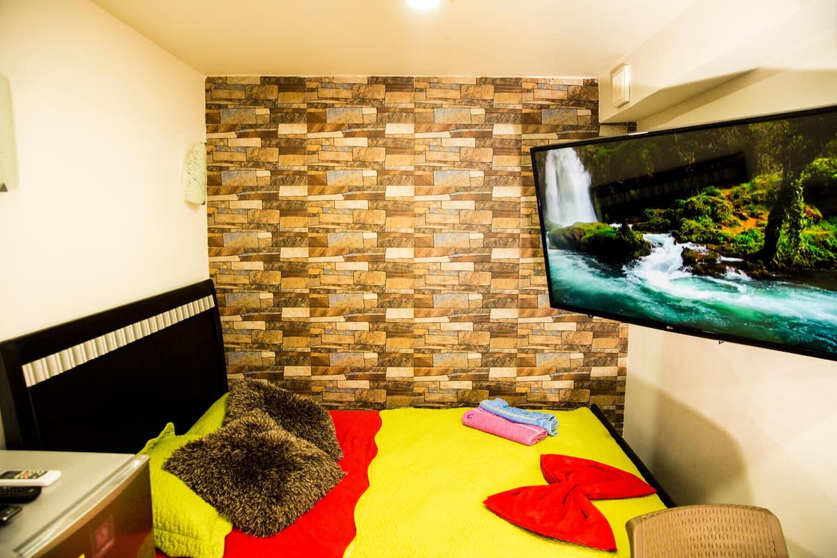 Laptop workspace, iron/ironing board, free WiFi, bed sheets