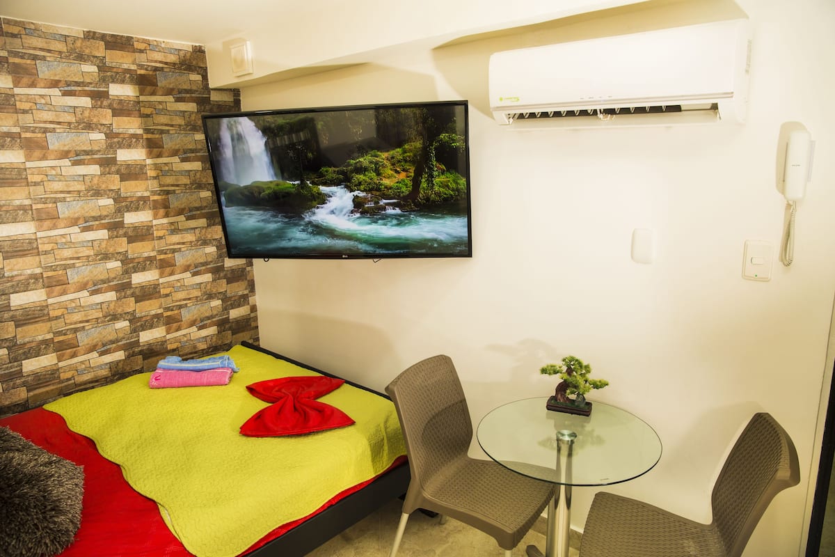 Romantic Suite | Laptop workspace, iron/ironing board, free WiFi, bed sheets