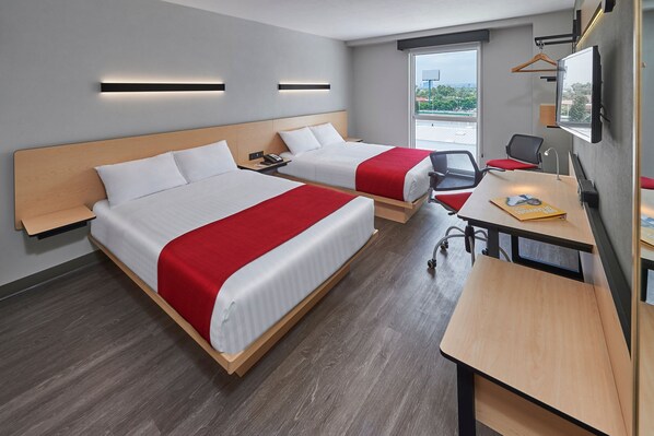 デスク、遮光カーテン、アイロン / アイロン台、ベビーベッド (無料)