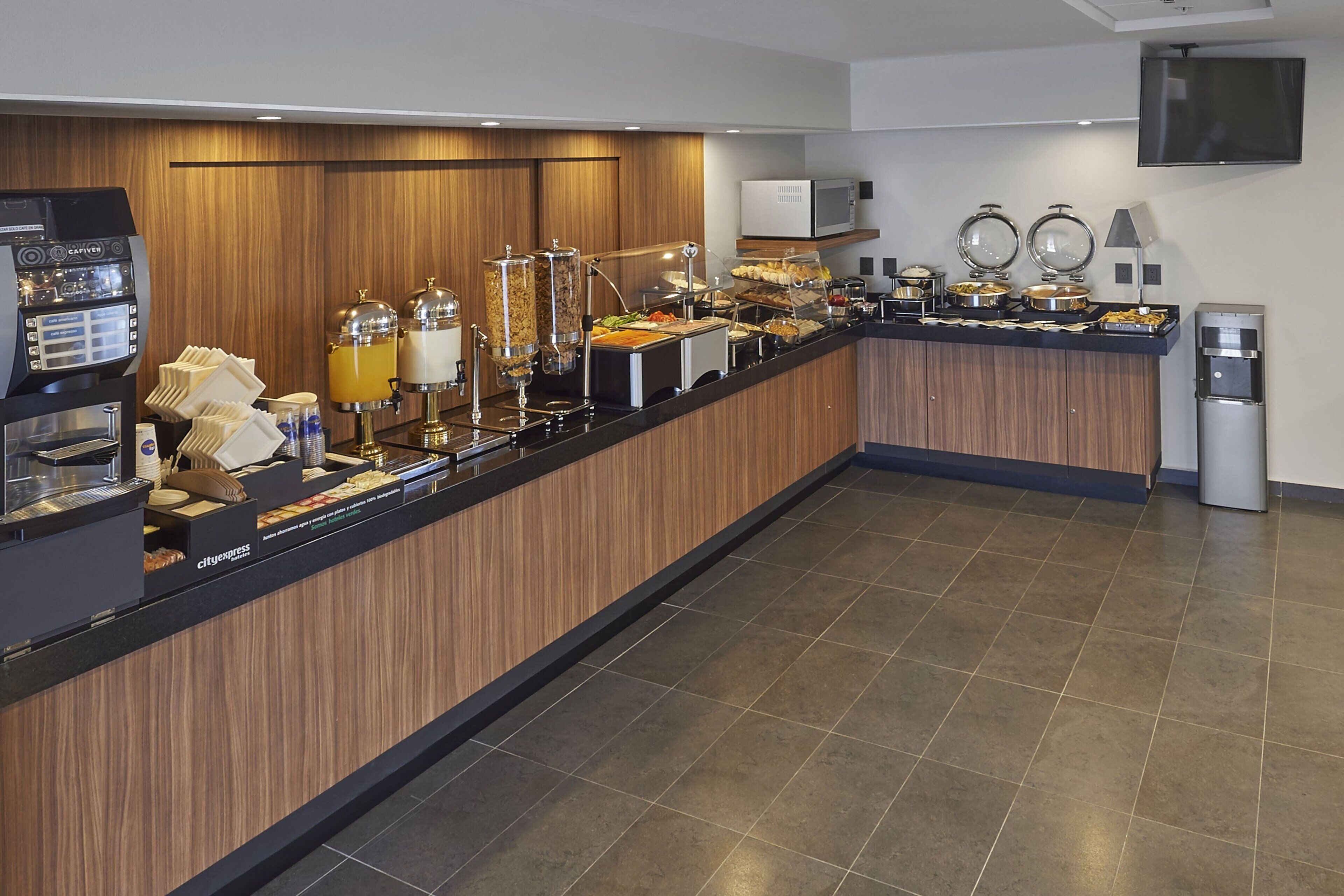 free daily full breakfast