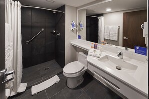 シャワー、バスアメニティ (無料)、ヘアドライヤー、タオル