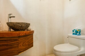 Comfort Villa, 3 Bedrooms, Kitchen | Bathroom | Shower, free toiletries, towels - Jungle Chic Villa in Chemuyil (Tulum)