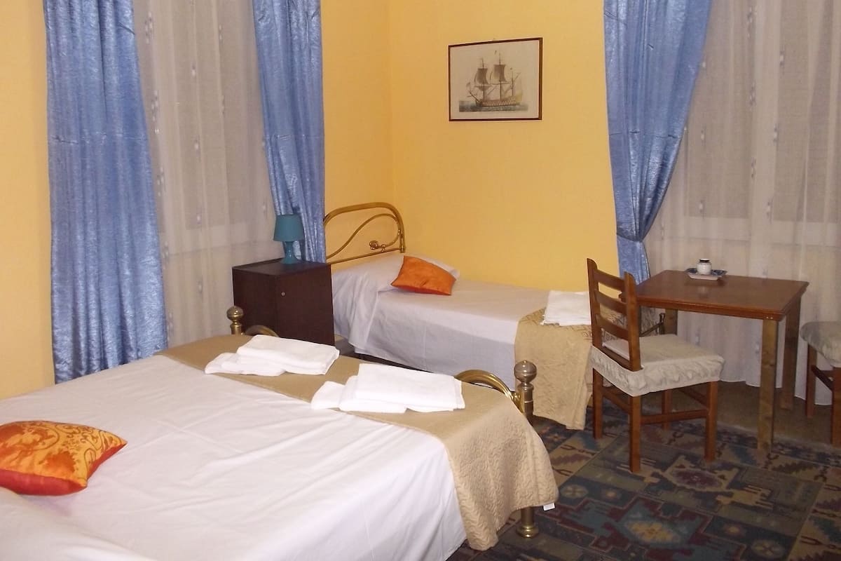 Deluxe driepersoonskamer, 1 slaapkamer, privébadkamer | 1 slaapkamer, een laptopwerkplek, gratis babybedden, gratis wifi